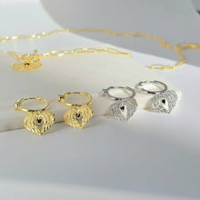 Load image into Gallery viewer, Black Swan Earrings