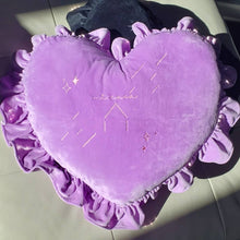Muat gambar ke penampil Galeri, Home Velvet Heart Pillow