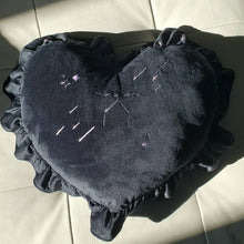 Muat gambar ke penampil Galeri, Home Velvet Heart Pillow