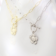 Cargar imagen en el visor de la galería, Hobi Flower Necklace
