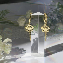 Load image into Gallery viewer, Hobi Flower Earrings
